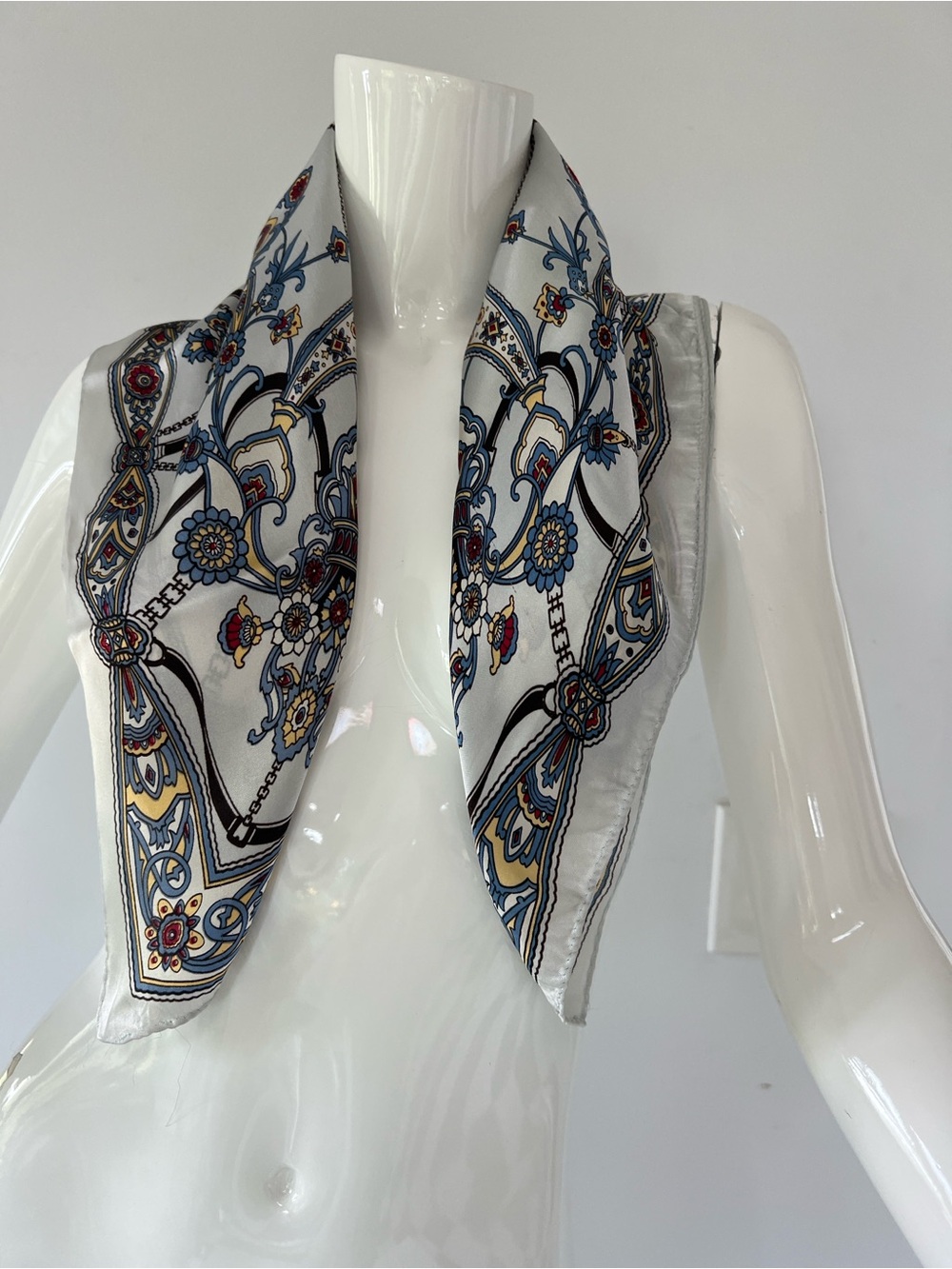 B. Agnès du Paris Square Scarf 25” x 26” Chain Print Satin Feel Bandana - Picture 3 of 5